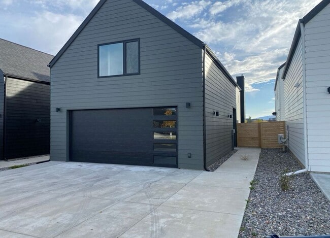 Photo - Single Family HOME with 3 Bedrooms 2 1/2 Bathrooms - Where Mountains meet you at upscale living!