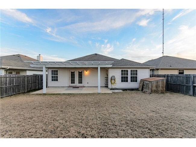 Building Photo - Beautiful single-story home with a front garage featuring a 3-bedroom, 2-bath split floor plan.
