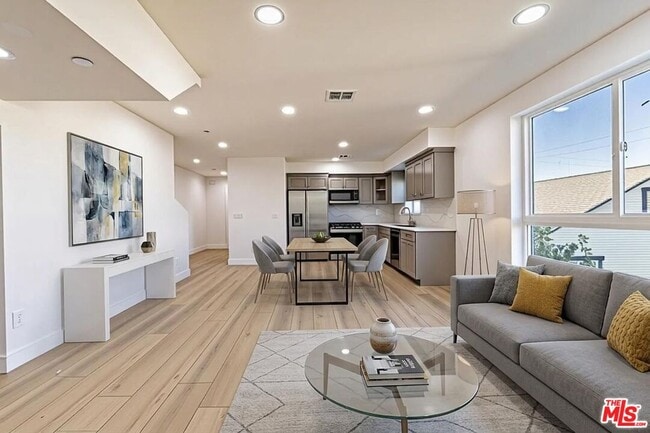 Building Photo - 5434 Romaine St