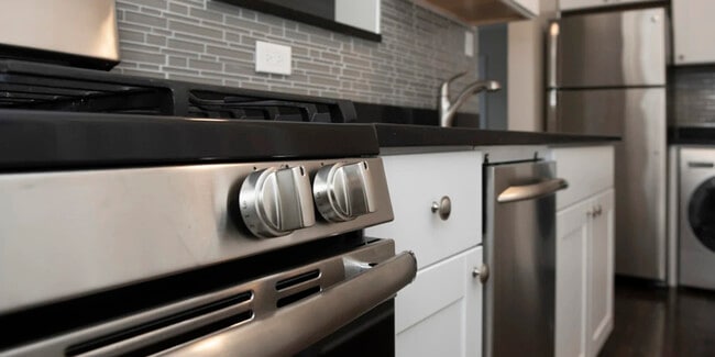 Building Photo - 730 W Roscoe St