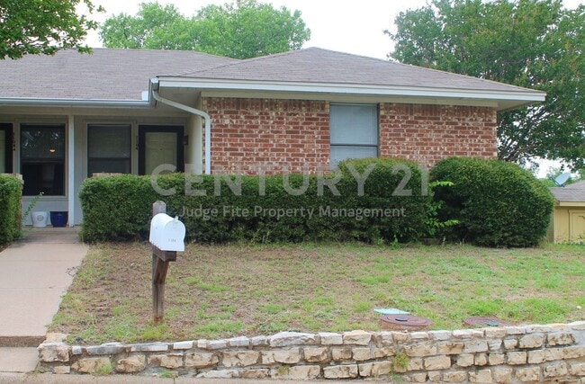 Building Photo - Adorable 2/1 Duplex in Weatherford For Rent!