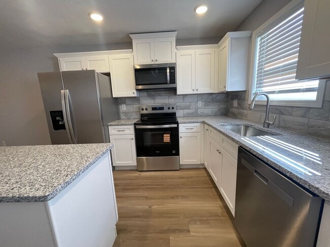 Building Photo - Never Occupied - Brand New 2 bedroom 2 bath Duplex in Kimberling City, MO - Ask us about Move In ...