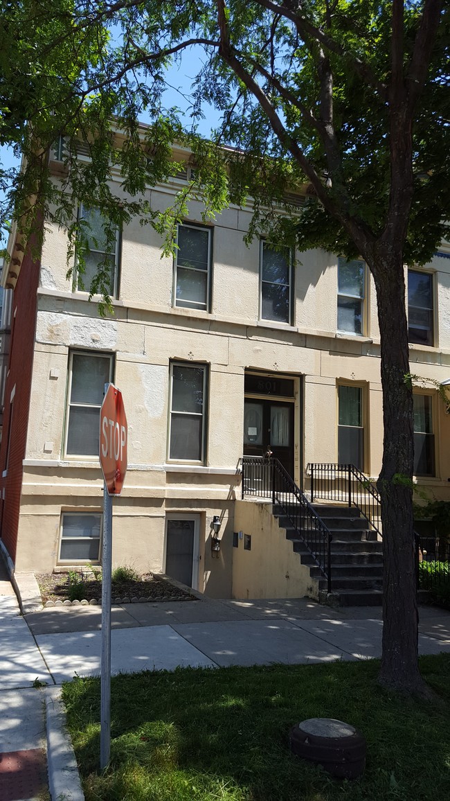 Exterior - 801 S Leavitt St Unit Garden