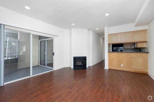 2BR, 2BA - 960SF - Living Room