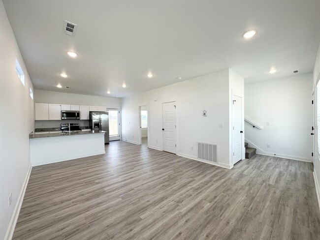 Photo - 1070 Boardwalk