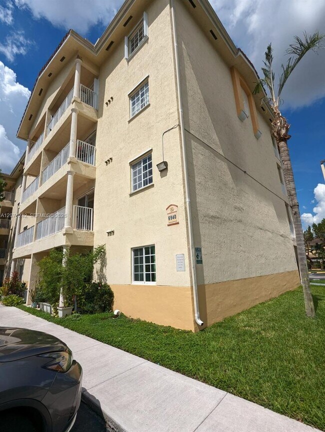 Building Photo - 6940 NW 179th St Unit 404-7