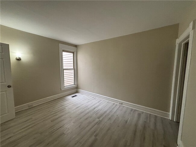 Photo - 626 Lewis St