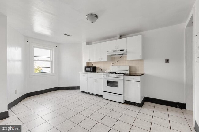 Building Photo - 2301 S 16th St Unit 2