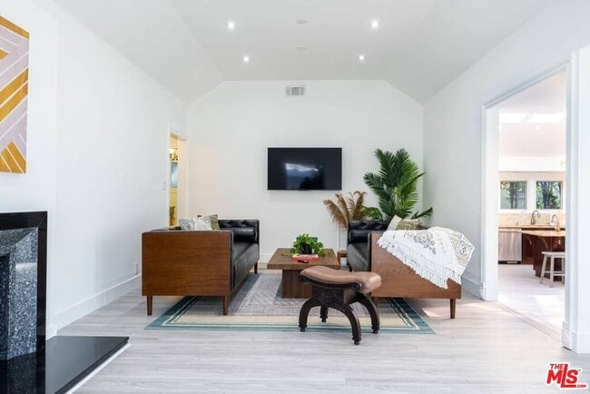 Photo - 11331 Isleta St