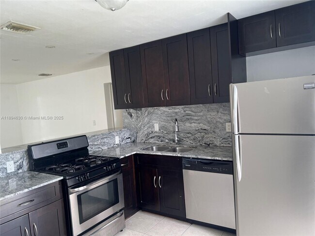 Building Photo - 520 SW 10th St Unit 1-2
