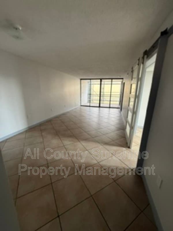 Building Photo - 2424 W Tampa Bay Blvd Unit #L408