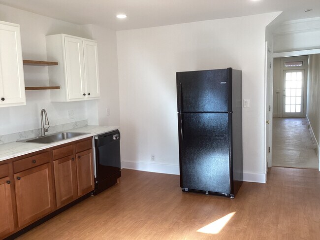 Eat In Kitchen - (12.6 x 14.6) - 905 W 33rd St