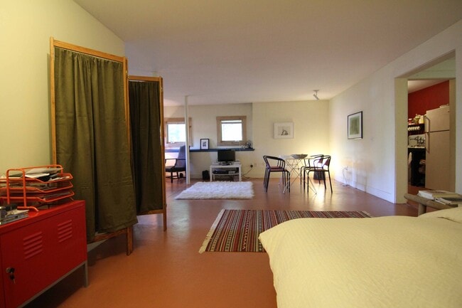 Photo - 20 Dickinson St Unidad Studio Apartment
