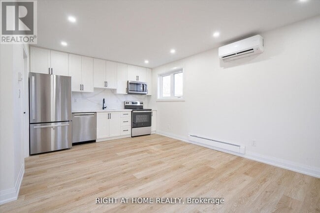 Photo - 809 Helen Crescent