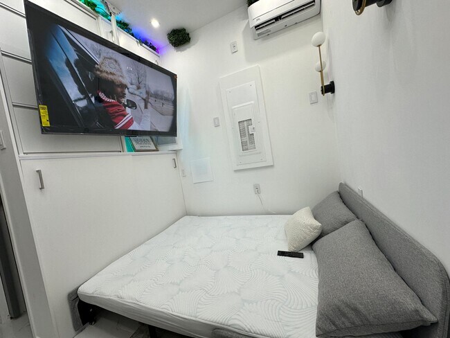 Photo - 196 Danforth Ave Unidad Tiny Home