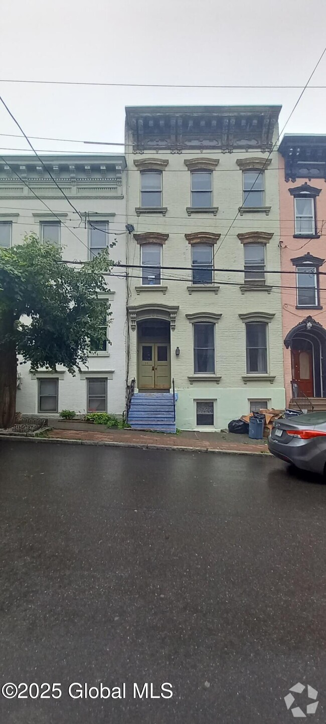 Building Photo - 11 Elm St Unit 3 Rental