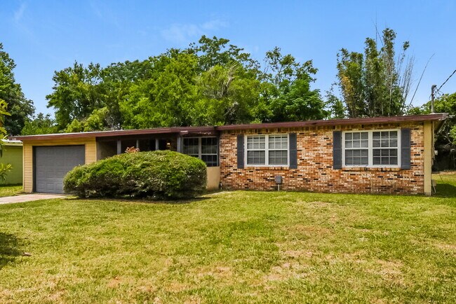 Photo - 1120 Skye Dr W