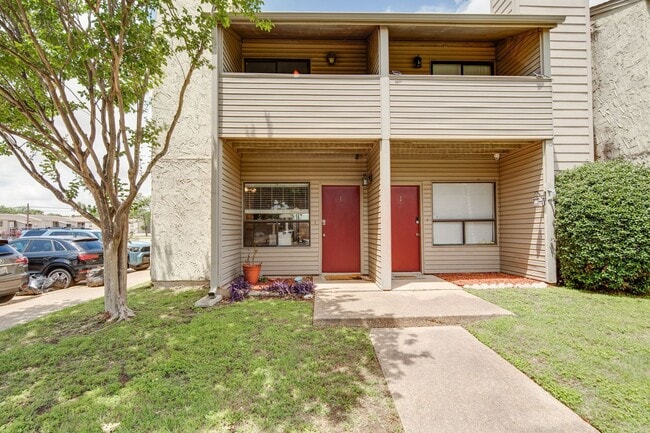 Photo - JUNE MOVE IN! 2 Bedroom 1.5 Bathroom Townhome On Bus Route!