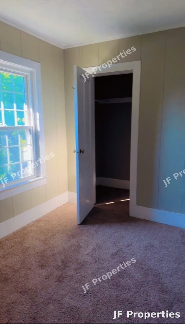 881 Babbitt Rd Unit Upstairs