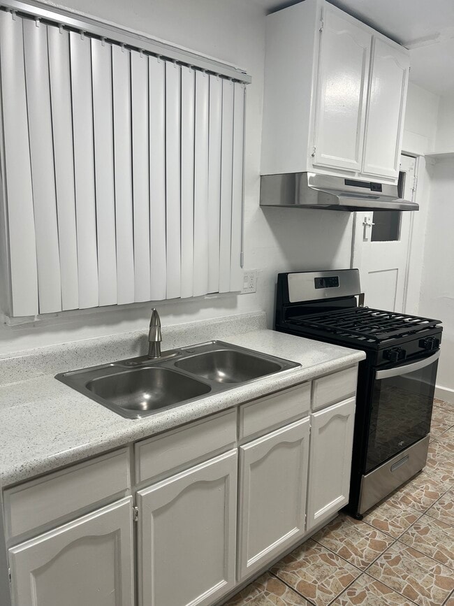 1624 1/2 W 50th St Unidad Back unit