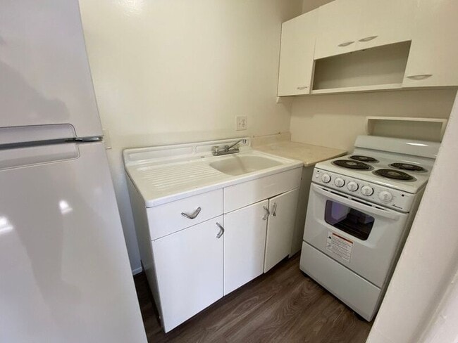 Photo - 635 Thompson Ave NE