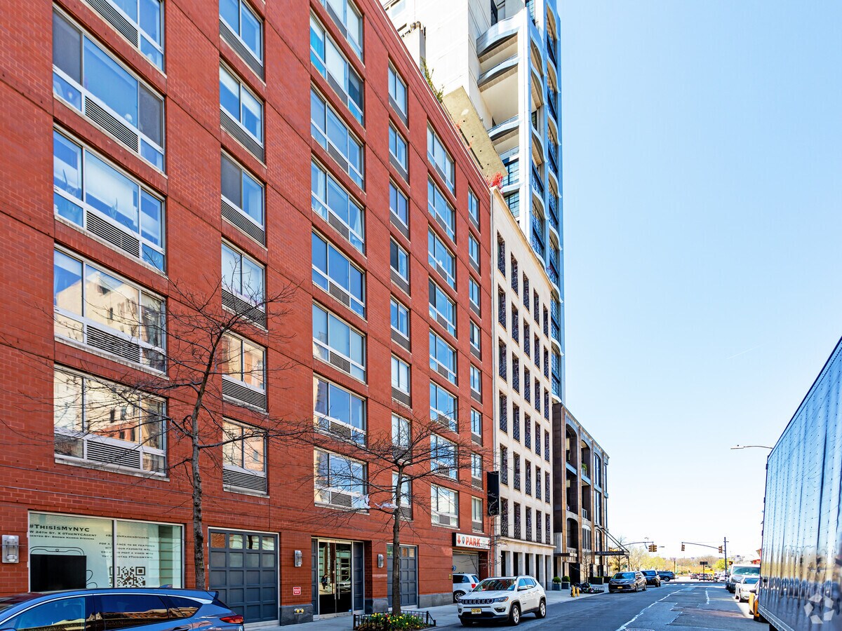 Photo - 560 W 24th St