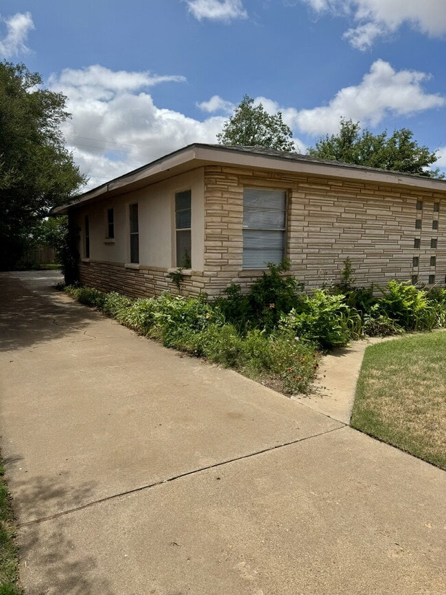 Photo - Mid-century 3-bedroom, 2-bathroom home!