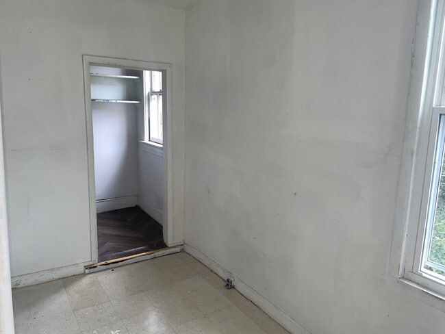 Photo - Two Bedroom Apartment Close to Downtown Ly...