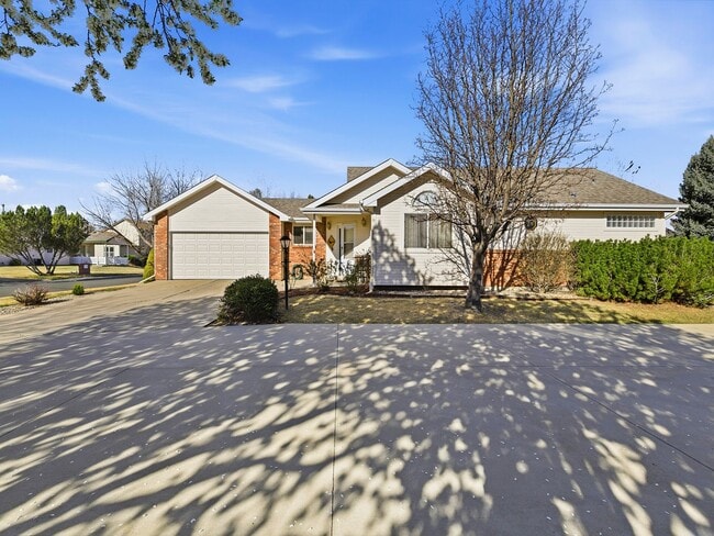 Building Photo - ? Easy Living in Loveland | Fireplace + Prime Hwy 287 Location