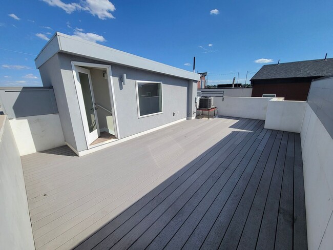 Building Photo - Gorgeous townhome