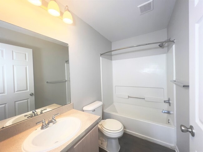 Traditional Bath - Chestnut Court Apartments