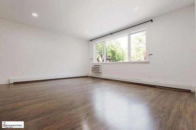 Photo - 576 Henry St Unit 2