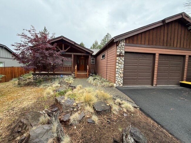 Building Photo - Beautiful 3 Bed/2 Bath Single Family Home in Awbrey Butte Neighborhood