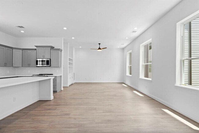 Photo - 1221 W 16th St Unit B