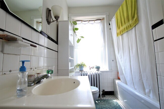 Photo - Spacious one bedroom unit, walking distance to Drexel Unit 3
