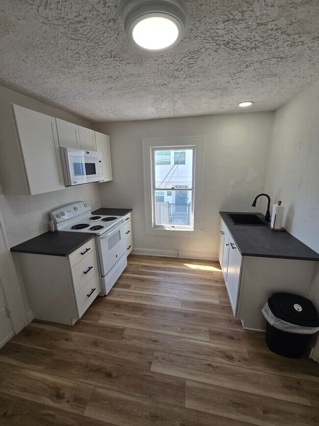 Photo - MOVE IN SPECIAL !! SPACIOUS 1/1 CONVENIENTLY LOCATED CLOSE TO DOWNTOWN ST. PETERSBURG
