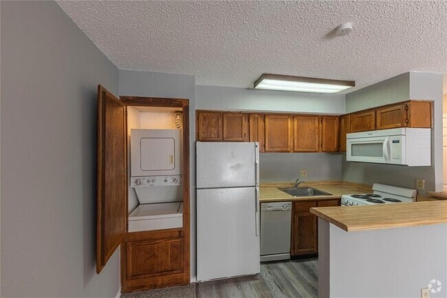 Building Photo - 9805 Walnut St Rental