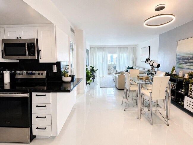 Building Photo - 300 Bayview Dr Unit PH11