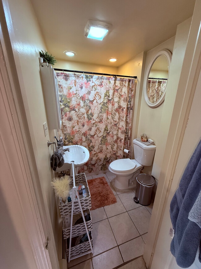 1 baño completo - 226 E Main St Unidad 1