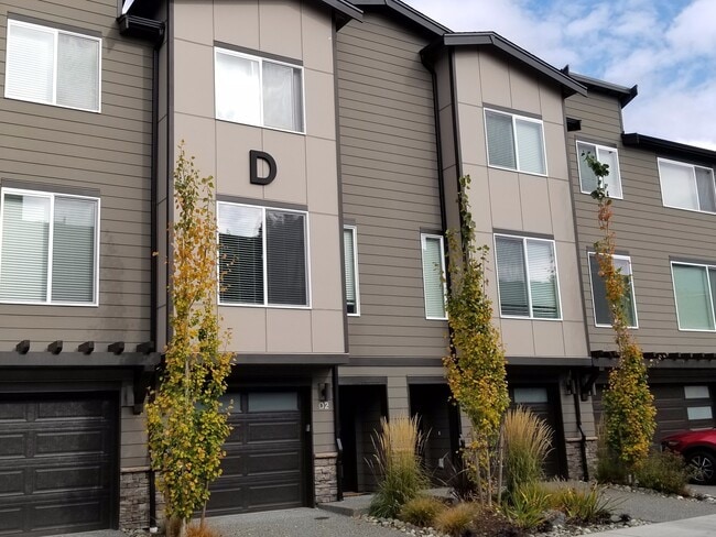 Building Photo - GORGEOUS Edmonds 2 Bedroom Primary Suites - CLOSE TO EVERYTHING