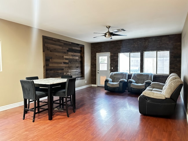 Photo - 916 E Bob Barney Ct