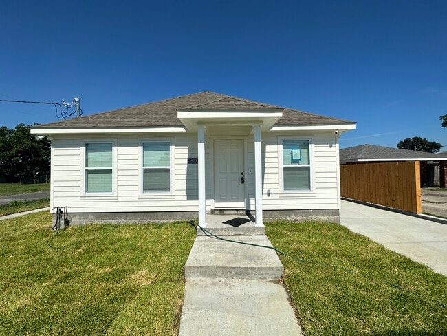 Building Photo - 3400 Jackson Blvd Rental