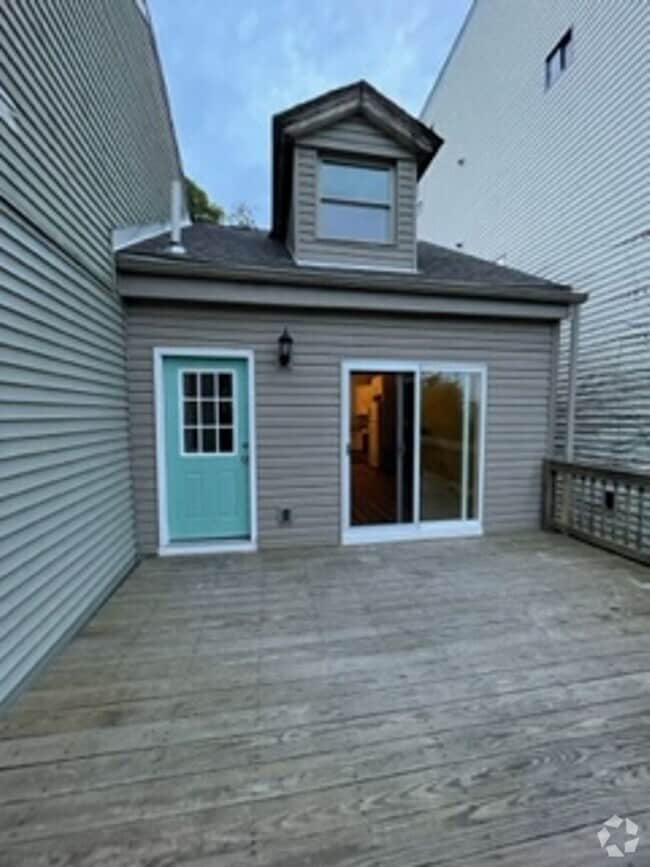 Building Photo - 35 Hartford St Rental