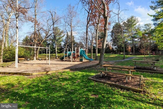 Building Photo - 5717 Brewer House Cir Unit T-2