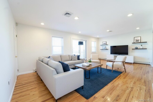 Photo - 556 E Harrison St