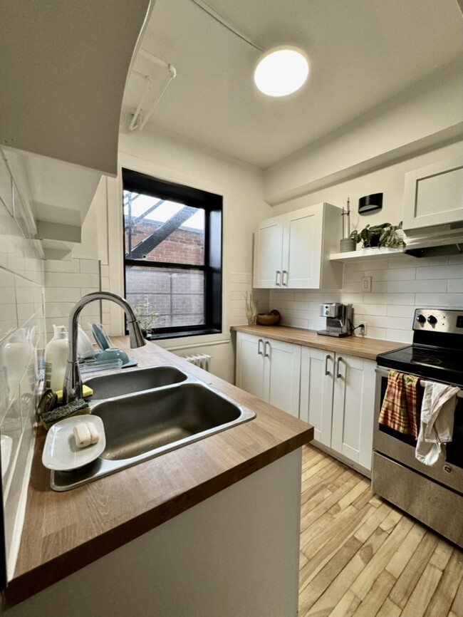 Building Photo - 1221 Rue Rachel E