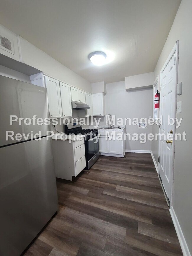 Photo - 744 Lester St