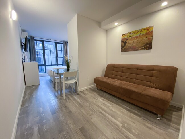 Photo - 433 W 53rd St Apartamento Unidad 23