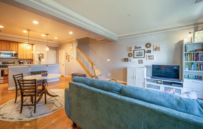 Photo - Bright and Modern Home with Prime Commuter... Unidad E