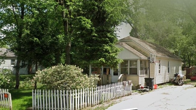 Building Photo - 1440 Campeau St Rental